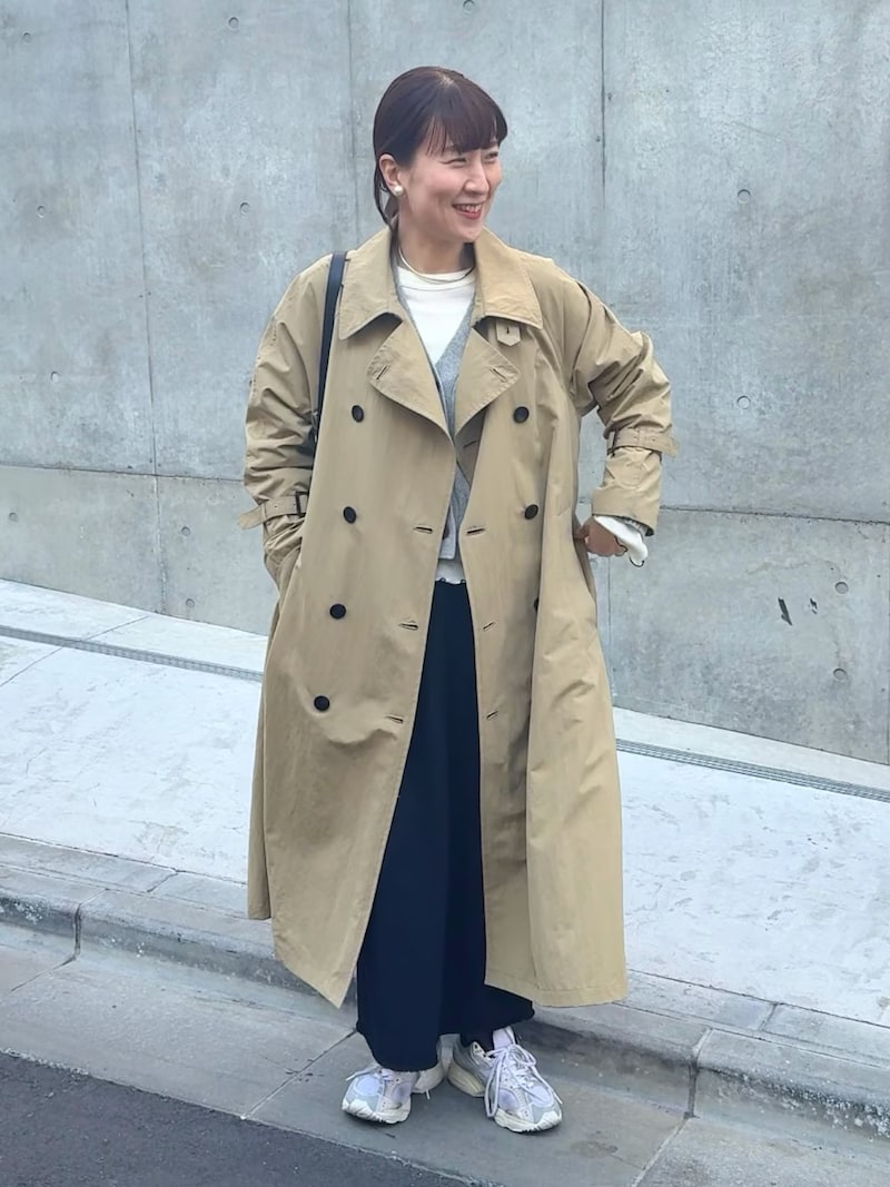 トレンチコートをスニーカーでカジュアルダウン 出典:WEAR