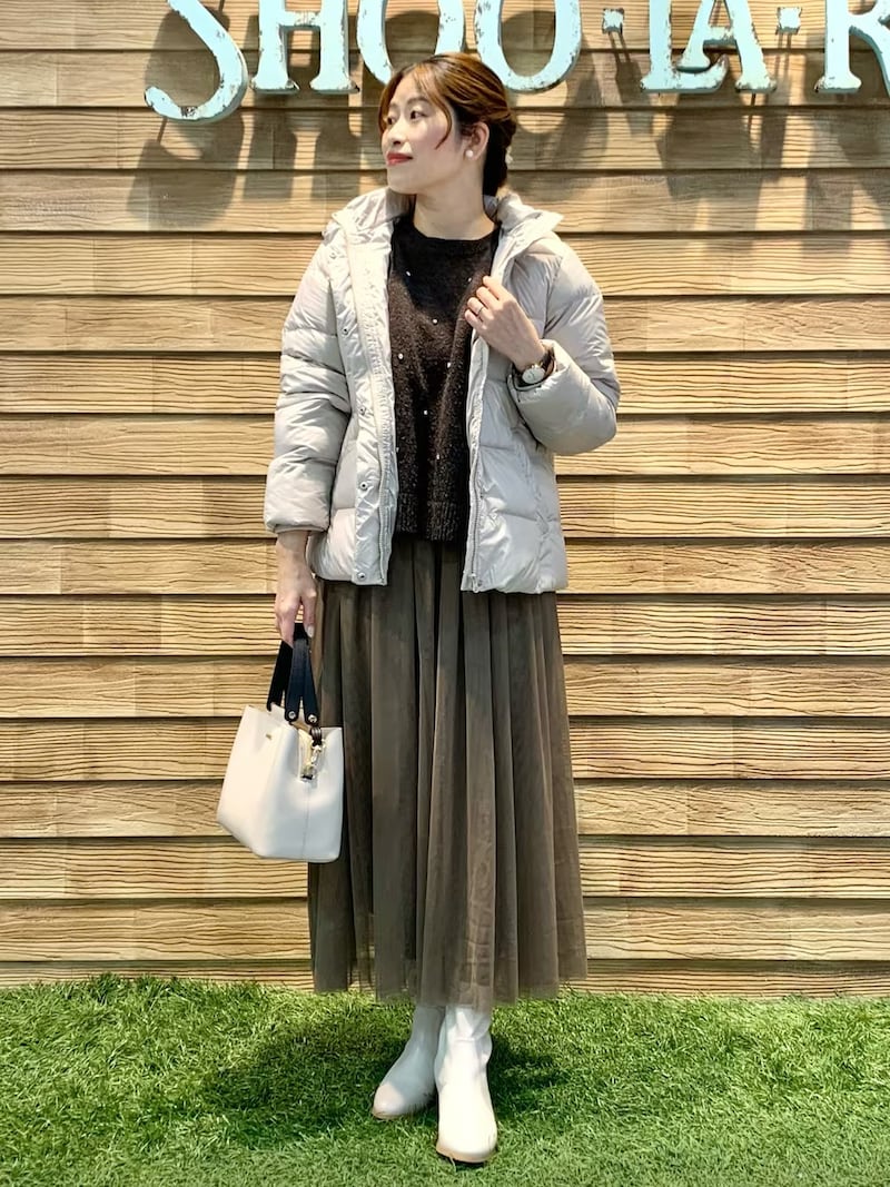 ブラウンのニットとスカートで合わせて縦長シルエットに　出典：WEAR