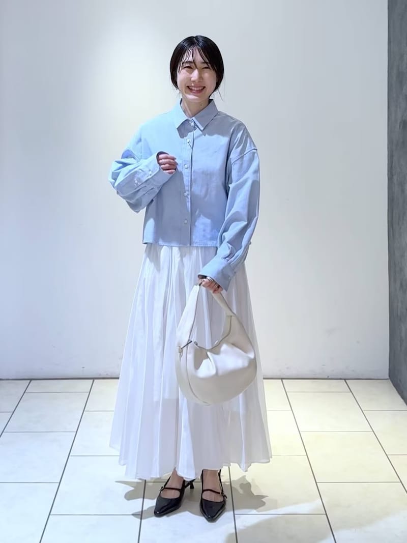 ショート丈のシャツは2025年春夏を代表するトレンドアイテム 出典:WEAR