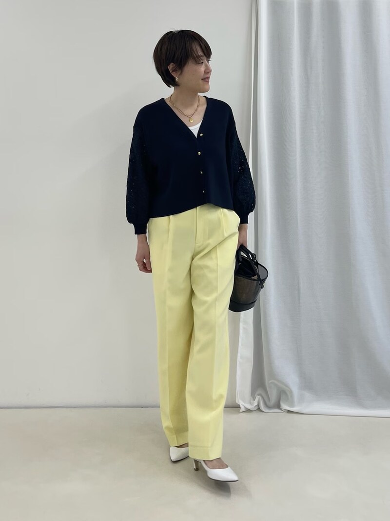 淡いイエローのパンツでダークカラーのトップスも春仕様に 出典:WEAR