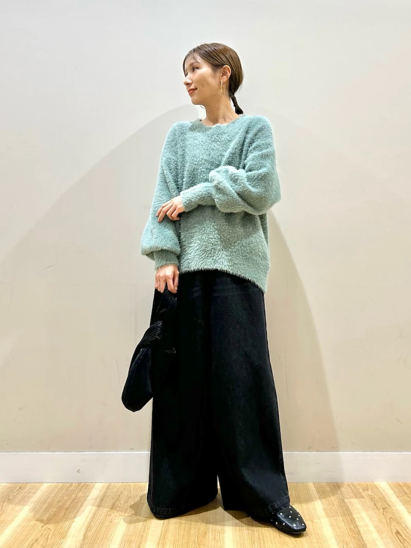 春らしいきれい色のシャギーニットは一枚でサマになります　出典：WEAR