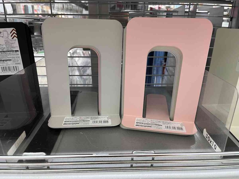 ダイソーの「ブックエンド（カラー）」