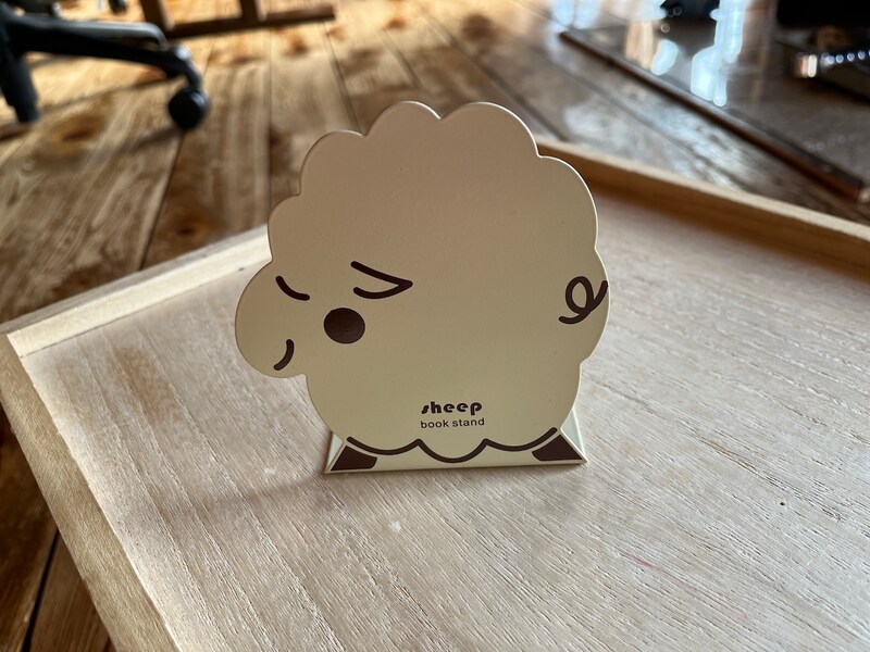セリアの「アニマルブックスタンド ヒツジ」