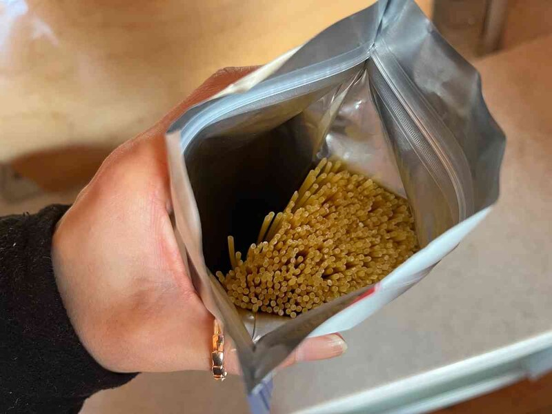 セリアの「パスタの保存袋」の内側はアルミ加工