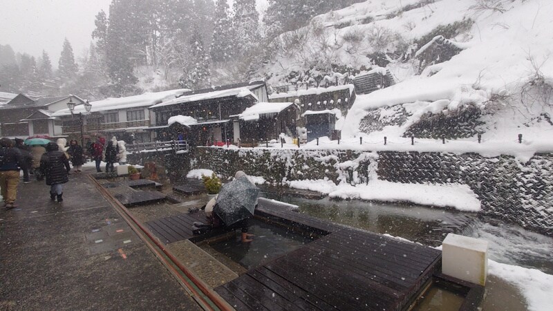 銀山温泉の足湯「和楽足湯」