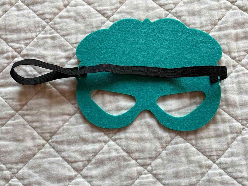 セリアの「フェルト鬼のお面　親子2P SET」はゴムでとめる