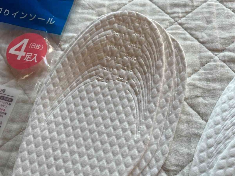 セリアの「使い切りインソール　4足入り」はカットしやすいようにラインが入っている