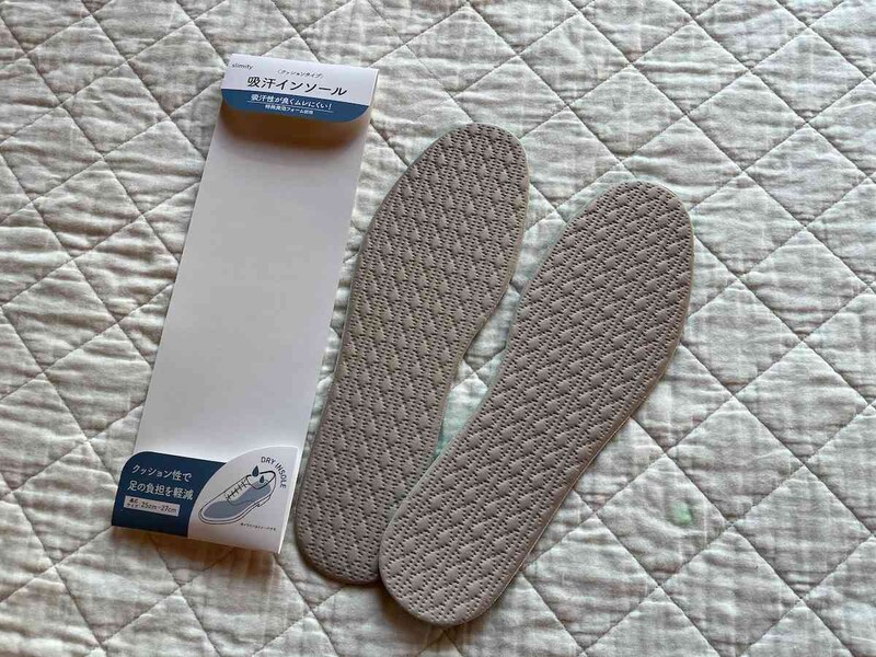 セリアの「スリミティ　吸汗インソール　メンズ」