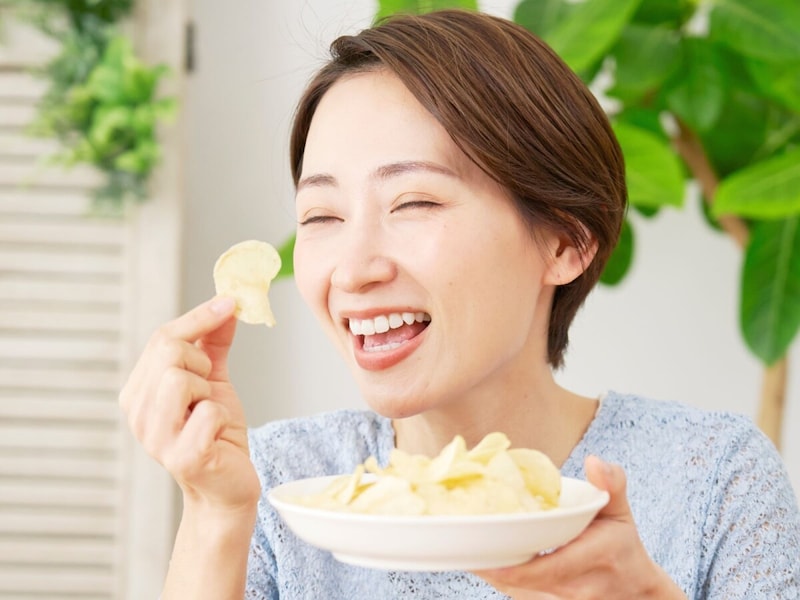 おやつを食べる女性