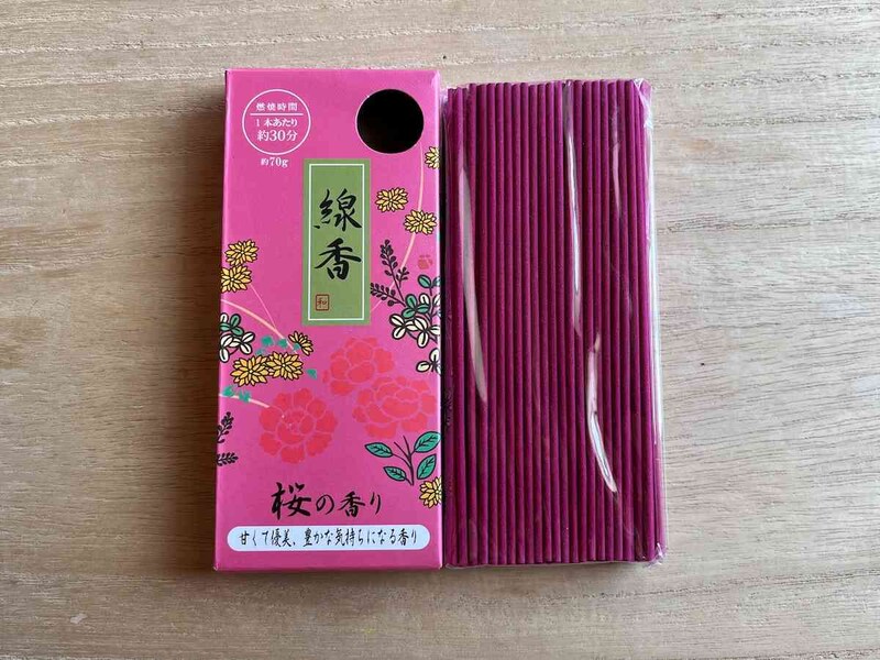 セリアの「線香 ボックスタイプ（桜の香り）」
