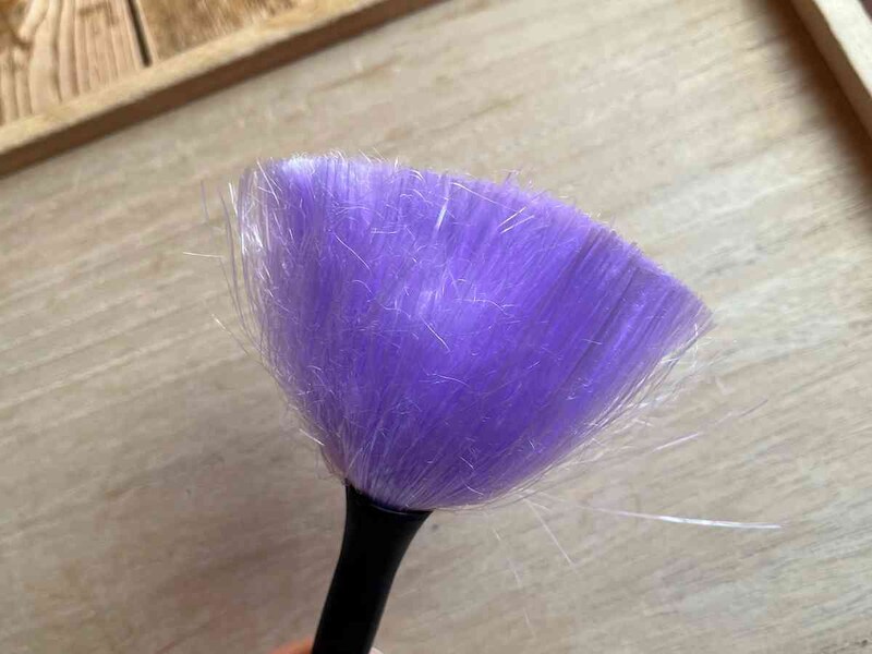 セリアの「仏壇・仏具用ハタキ」は先端に柔らかい毛がついている