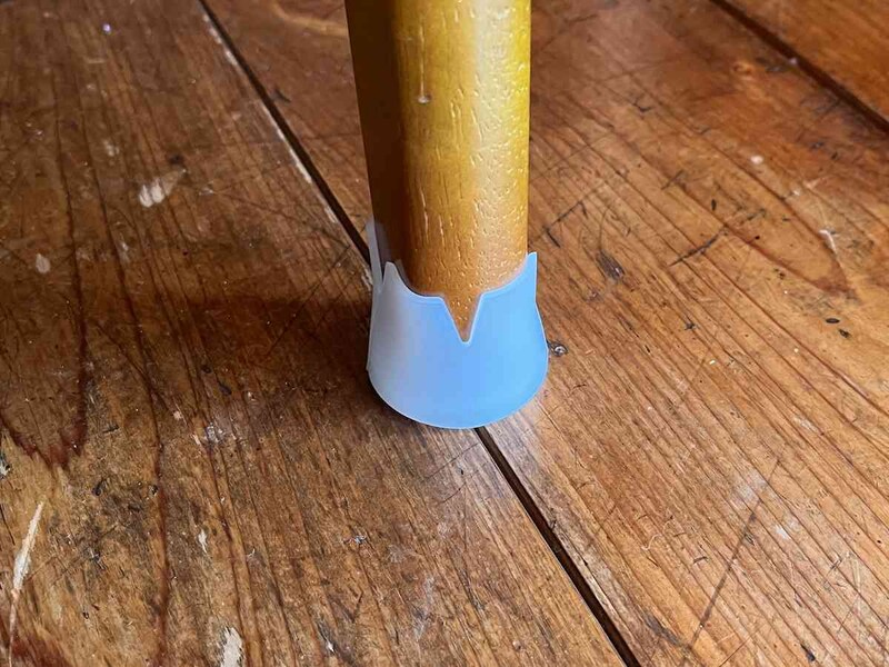 セリアの「シリコンイス脚カバー 22～32mm対応」は切り込み入り