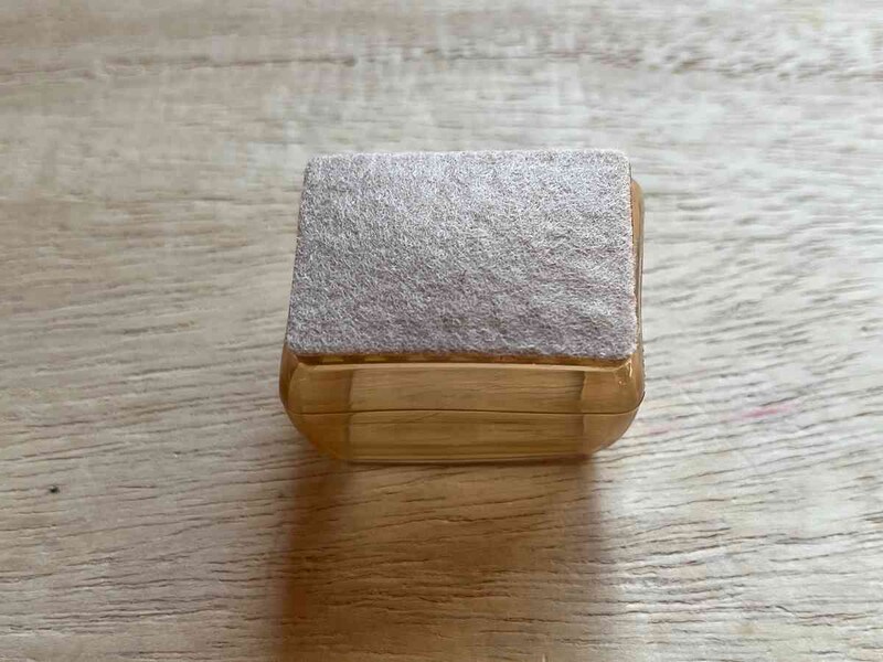 セリアの「イス脚カバー長方形型」は底に布がついている