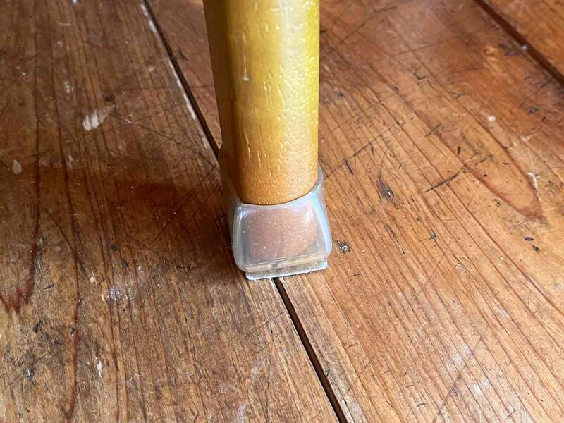 セリアの「イス脚カバー長方形型」は目立ちにくい