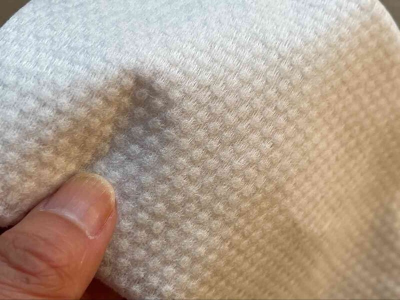 セリアの「使い捨て洗顔タオル」は少し凹凸がある