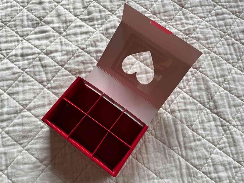 セリアの「トリュフBOX 6個用」の1マスのサイズは約4cm四方