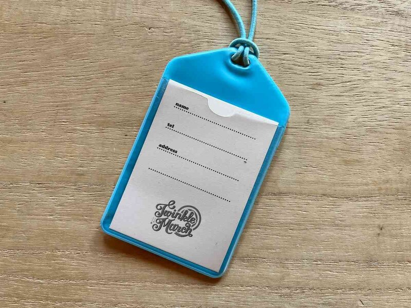 セリアの「ラゲッジタグ トゥインクルマーチ」には名前や住所を書くカードが入っている