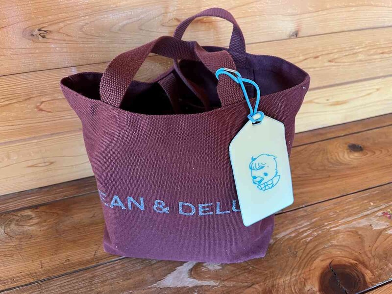 セリアの「ラゲッジタグ トゥインクルマーチ」はゴムで簡単につけられる