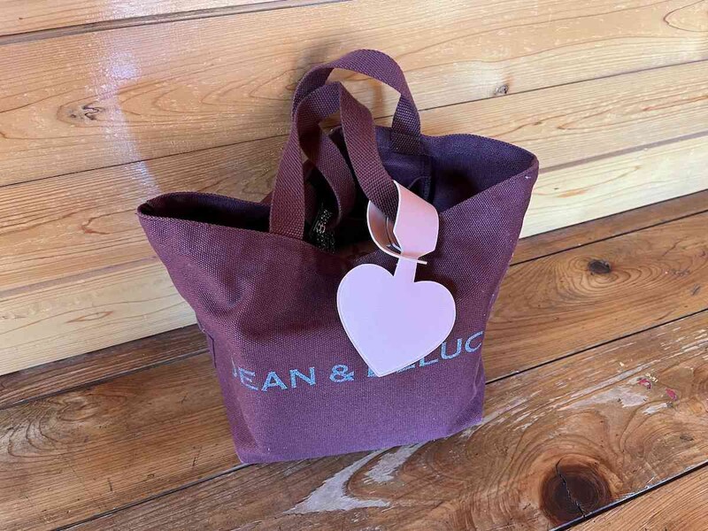 普段使いのバッグに目印としてつけても可愛い