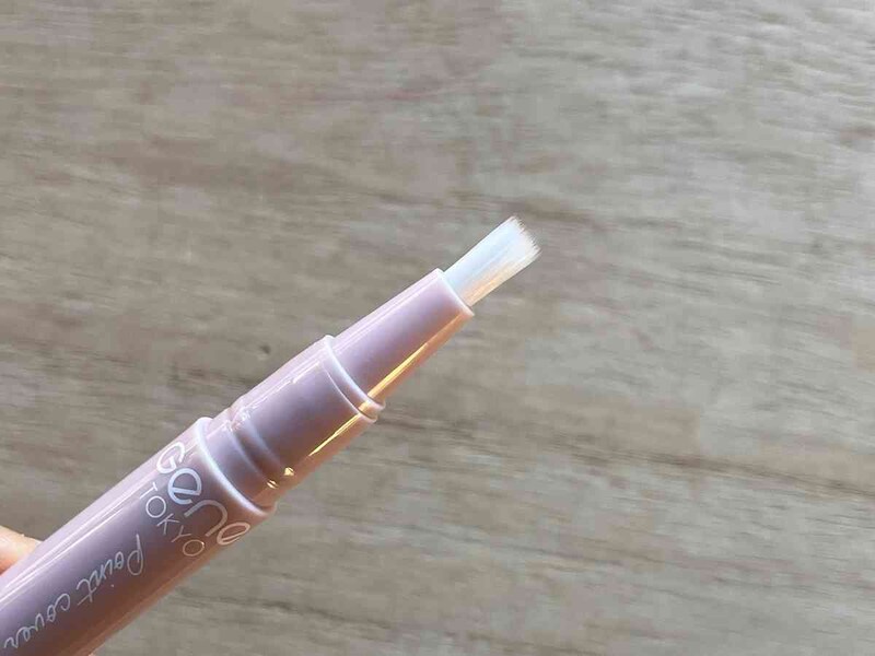 セリアの「GENE TOKYO リキッドコンシーラー 02 ナチュラルベージュ」の先端はブラシ