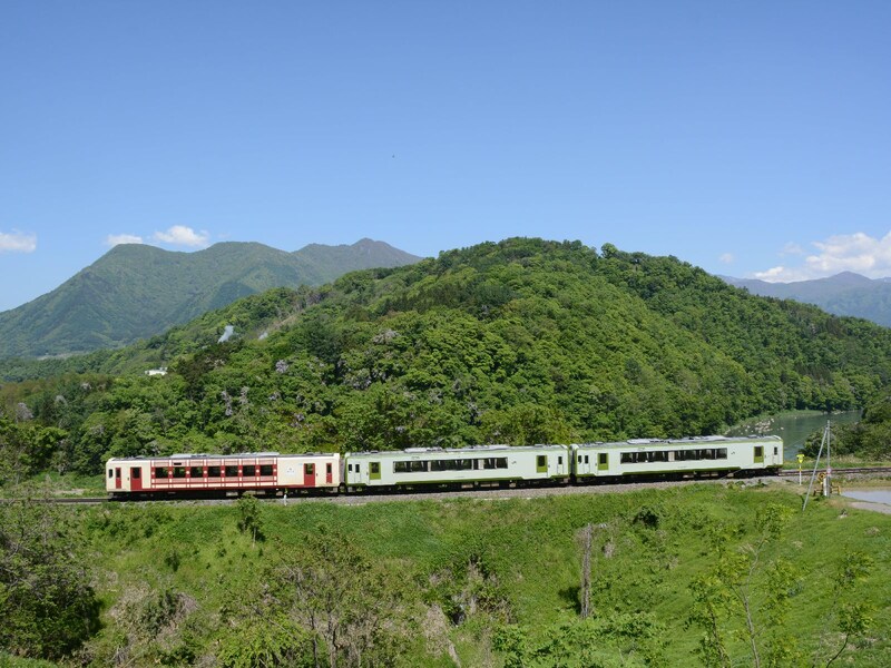 飯山線を走るディーゼルカー