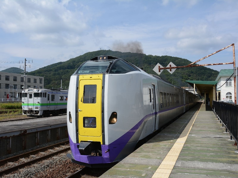 新得駅に到着した特急列車