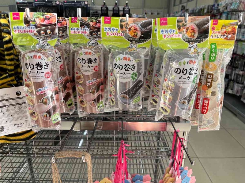 ダイソーの「食卓で簡単に！のり巻きメーカー（細／太）」