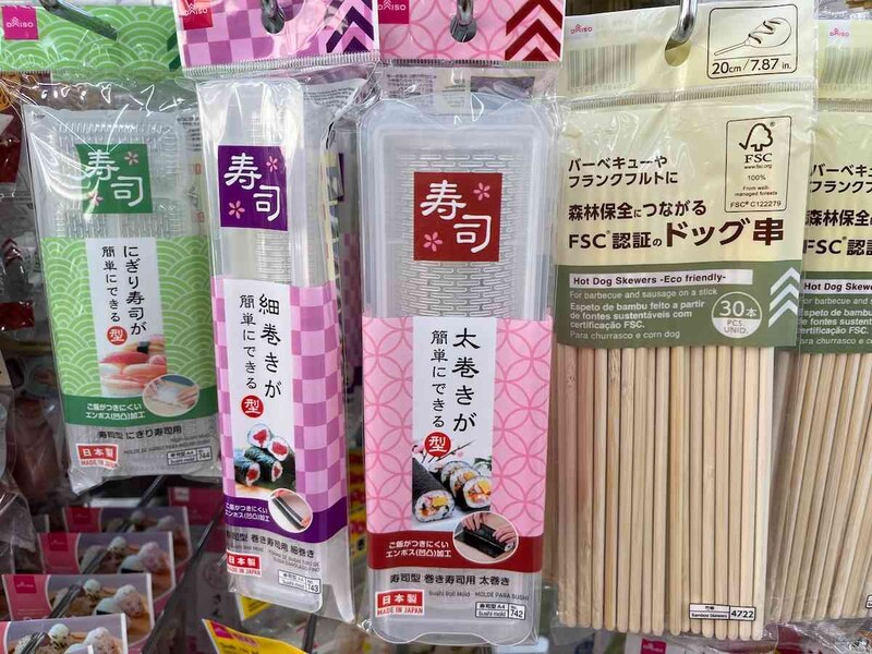 ダイソーの「寿司型にぎり寿司用」（左）、「寿司型巻き寿司用細巻き」（中央）、「寿司型巻き寿司用太巻き」（右）