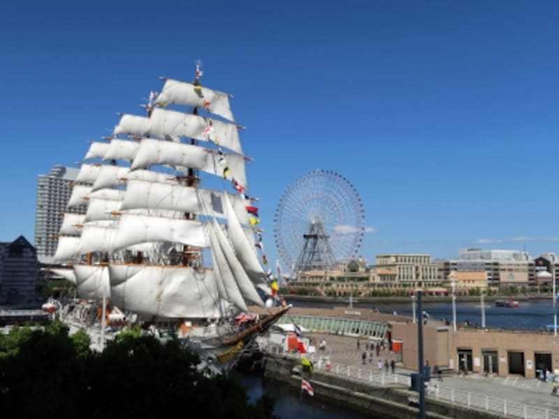 帆船日本丸と横浜みなと博物館は日本丸メモリアルパーク内にあります。帆船日本丸が帆を広げる総帆展帆（そうはんてんぱん）の日に撮影（2016年4月29日撮影）