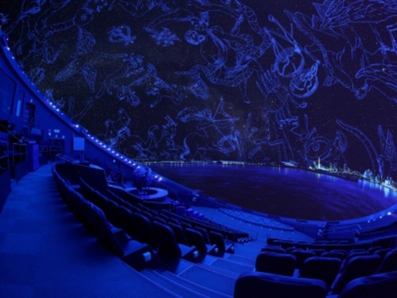 宇宙劇場（プラネタリウム）では、直径23mのドーム全体に広がる迫力の映像で宇宙を体感できます（画像提供：はまぎん こども宇宙科学館）