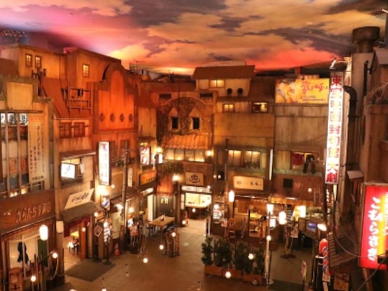 新横浜ラーメン博物館のレトロな内観は、世界初のインスタントラーメンである「日清チキンラーメン」が発売開始された昭和33年の夕暮れ時の街並みを再現したもの（画像提供：新横浜ラーメン博物館）