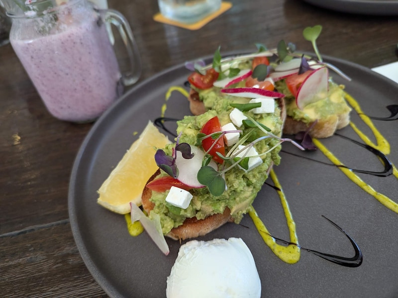 「Blu Marlin」のアボカドトースト。オーストラリアの定番