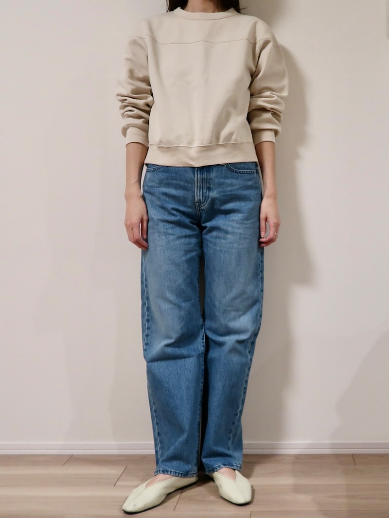 今年らしいデニムなら無地スウェットでシンプルに合わせても様になります