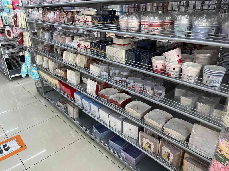 ダイソーの「バレンタインラッピンググッズ」の売り場