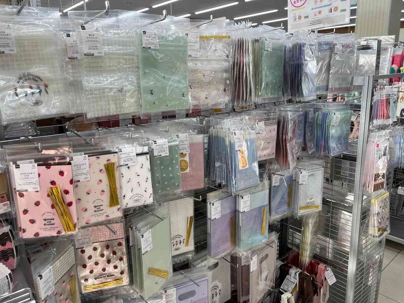 ダイソーの「バレンタインラッピンググッズ」は「クリアバッグ」もたくさん販売されている