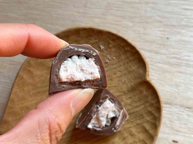 ダイソーの「クリート トリュフストロベリー味」は中にライスパフが入っている