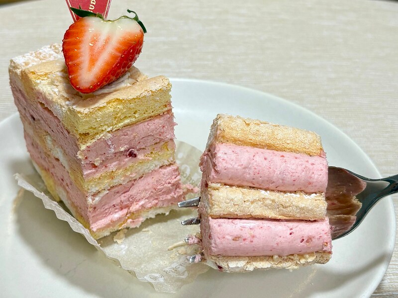 メレンゲとスポンジ、クリームが層になっていて美しい!