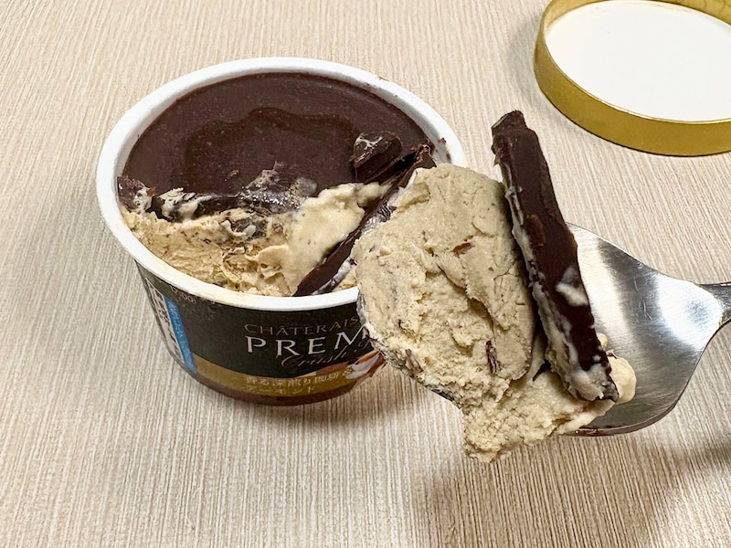 チョコの中にはコーヒーアイスが。コーヒーの風味が濃厚です