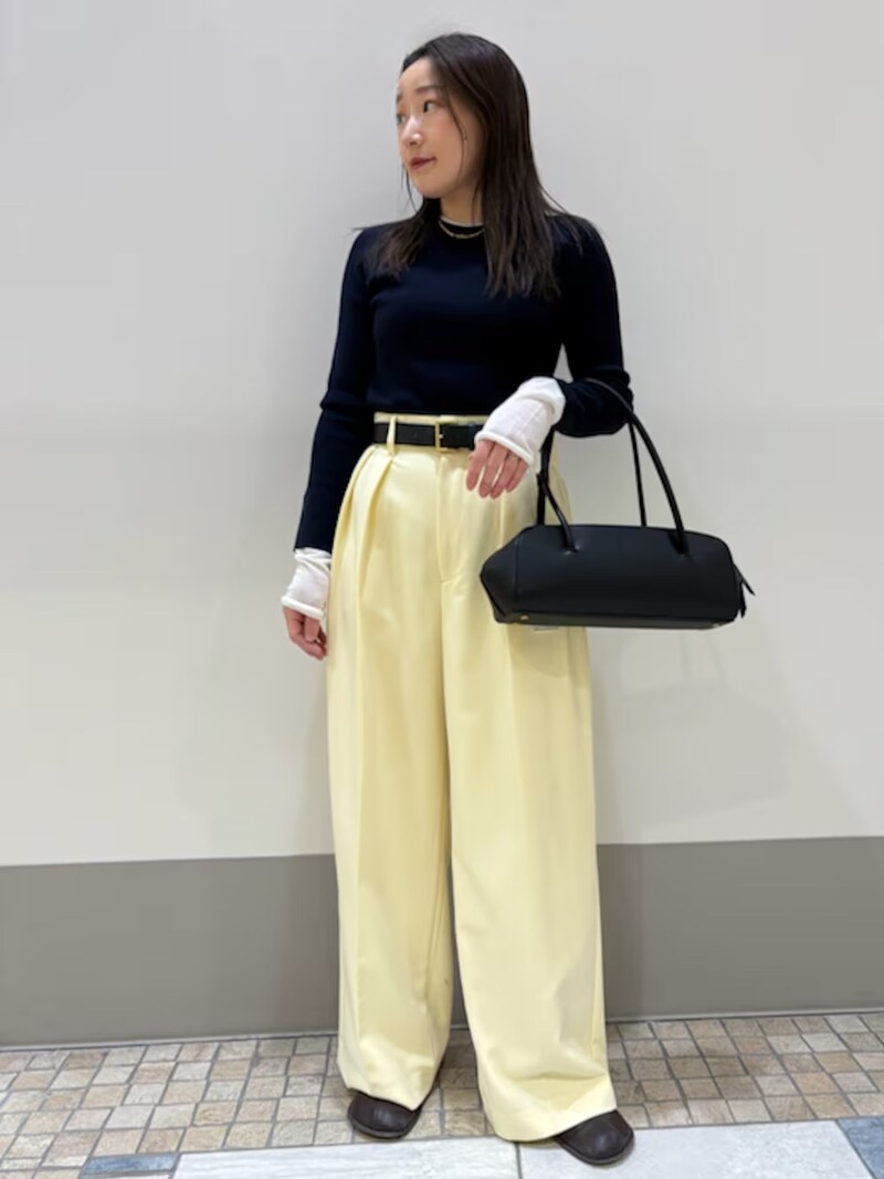 明るいイエローのニットはベーシックカラーのトップスと好相性 出典:WEAR