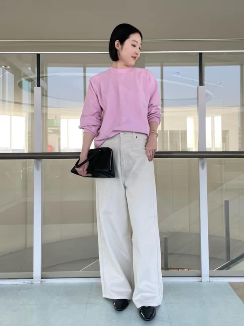 リラックスムードの漂うスウェットライクなニットできれい色にトライ 出典:WEAR