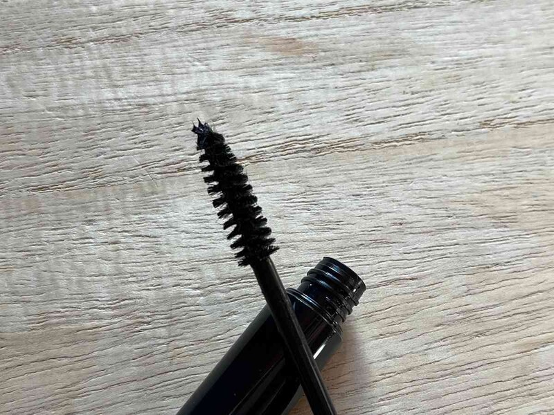 セリアの「チアミーカラー ロング＆カール マスカラ ナチュラルブラック」のブラシは少し太め