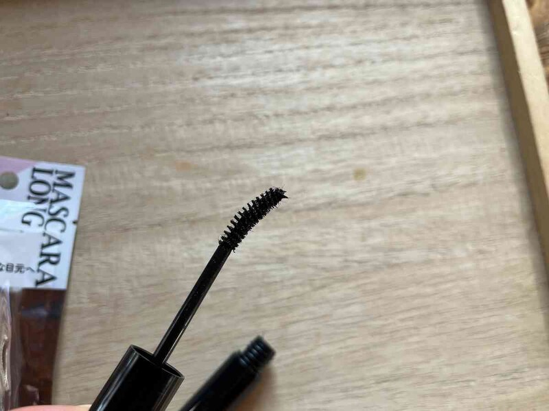 セリアの「マスカラロング ブラック」のブラシはカーブしている
