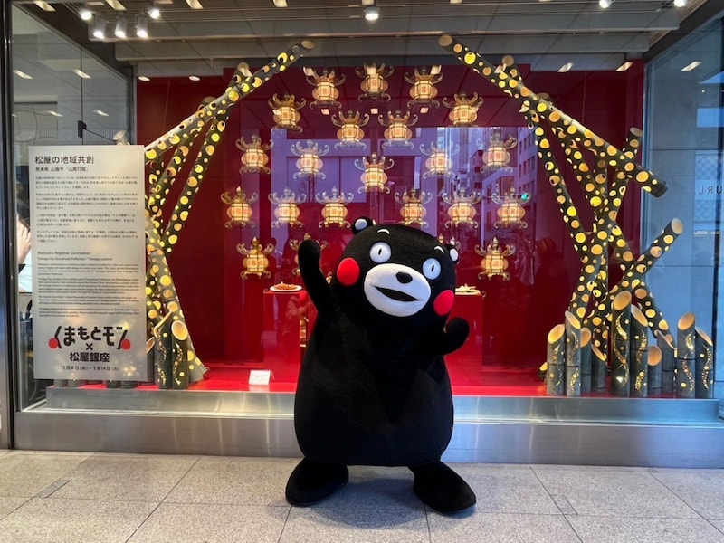 松屋銀座でポーズ＝1月8日、東京都中央区（熊本県東京事務所提供）