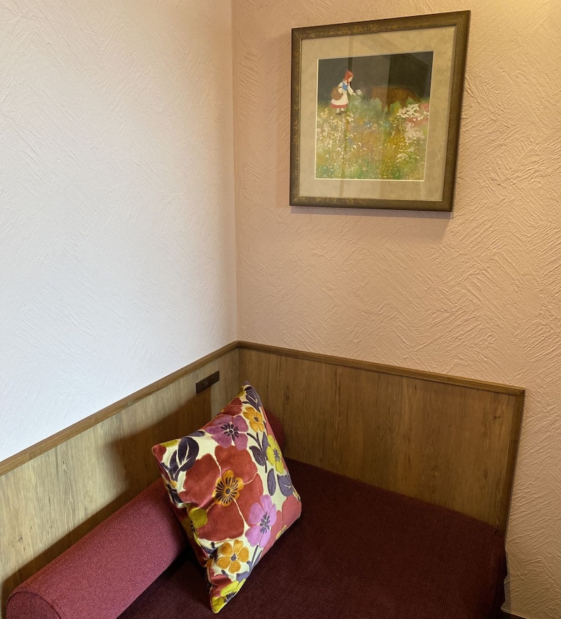 ソファの横の壁に掛かる絵を眺めると、花畑で花を摘む赤ずきんちゃんがさりげなく描かれている