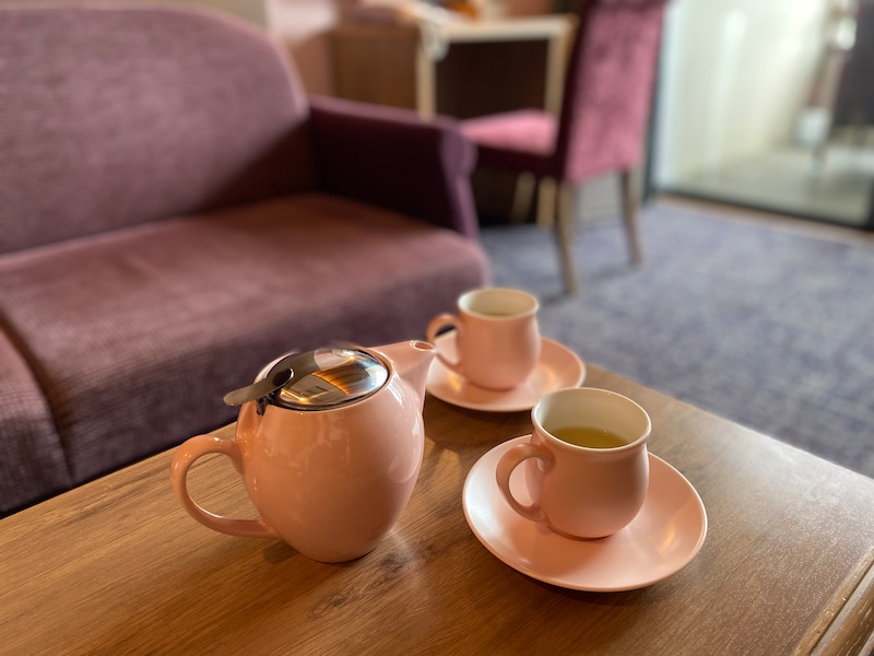 客室内に淡いピンク色のティーセットが用意されているのが嬉しい