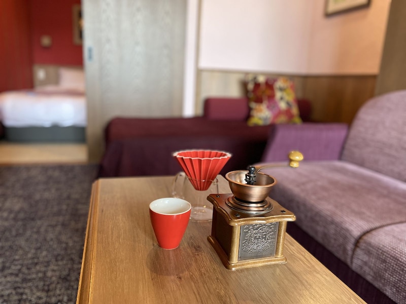 珈琲派にはフロントでコーヒーミルの貸し出しも。挽いた豆からは香り立つ、癒しの香りに包まれて