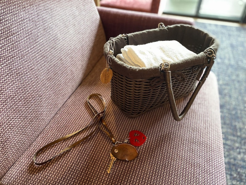 部屋から持参するカゴや革製のキーホルダーも可愛らしく気分を上げてくれる