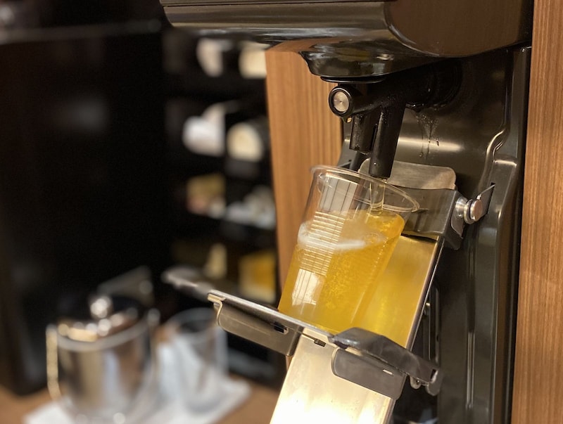 自動でコップを傾け、美味しい泡が立つようについでくれる生ビールサーバー