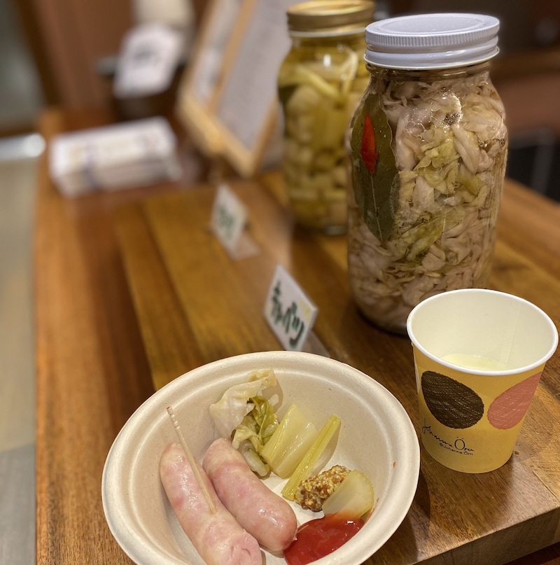 ビールによく合う、太めのウインナーに瓶詰めのキャベツやマスタードなどを添えて