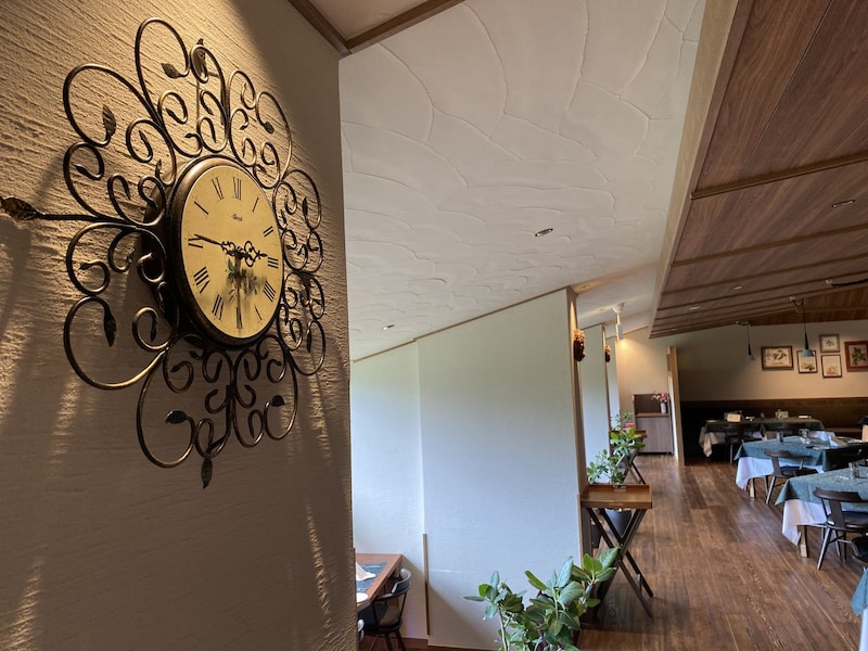 壁にそっと掛けられた時計も童話の中から飛び出してきたような可愛いデザイン